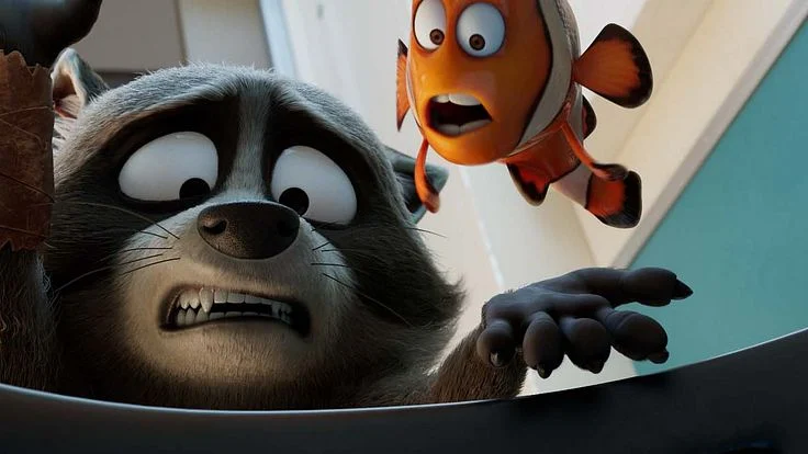 Cena do filme Missão Pet. Nela, há um guaxinim e um peixe laranja com listras pretas e brancas. O animal terrestre joga o aquático dentro de uma privada para que ele possa respirar. Os dois estão apreensivos. 