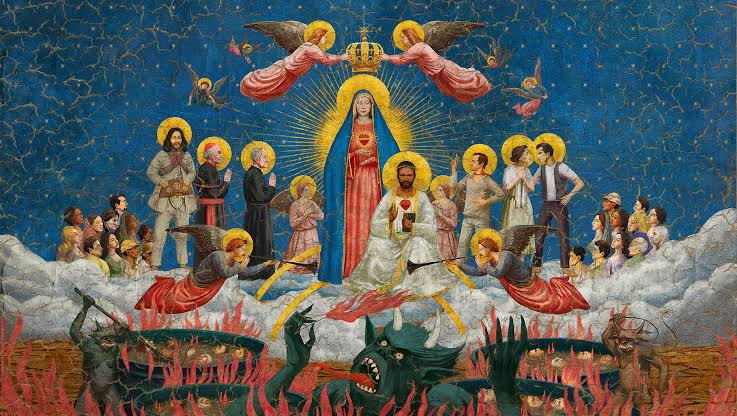 Obra de arte de estilo sacro representando uma cena celestial. No centro, a Virgem Maria aparece de pé, vestida com túnica vermelha e manto azul, irradiando luz dourada. Acima de sua cabeça, dois anjos seguram uma coroa dourada. Ao redor, há santos e figuras religiosas com auréolas douradas, entre eles homens e mulheres em posição de oração ou contemplação. Dois anjos de túnicas vermelhas, posicionados abaixo, empunham lanças contra figuras demoníacas monstruosas que surgem em meio às chamas, com dentes afiados e expressões agressivas. O fundo é azul, repleto de estrelas douradas, reforçando a atmosfera celestial e simbólica de vitória do bem sobre o mal.