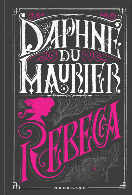 Foto da capa do livro “Rebecca”, de Daphne du Maurier. O fundo é preto com moldura decorativa fina em linhas brancas. O nome da autora aparece na parte superior, em letras grandes, brancas, com estilo tipográfico ornamentado. Logo abaixo, o título “Rebeca” está escrito em letras grandes e sinuosas, na cor rosa forte. À esquerda, acima do título, há a silhueta de uma mulher de perfil, também em rosa, com cabelos presos em coque. Galhos de árvores secos, em cinza claro, se espalham pelo fundo. Na parte inferior direita, há a ilustração de uma mansão antiga com janelas pequenas e detalhes arquitetônicos góticos, desenhada em cinza. Na base da capa, centralizado, aparece o nome da editora “DarkSide” em letras pequenas brancas.