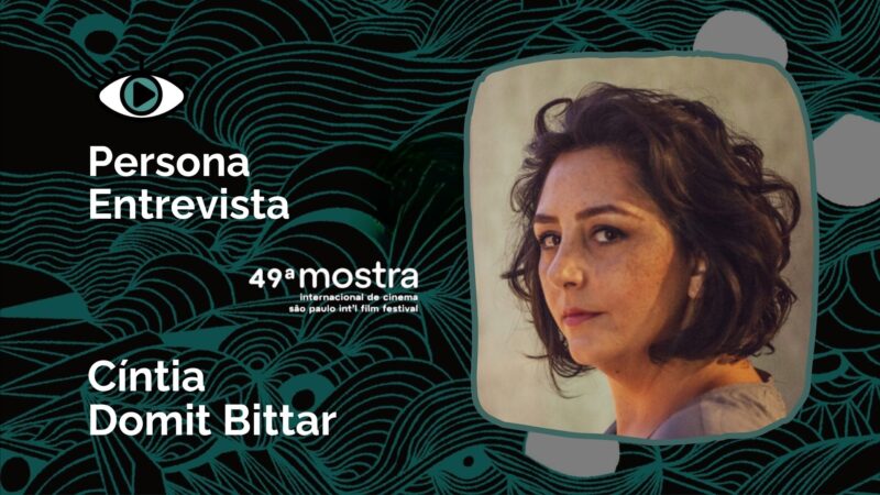 Arte de Abertura. Na imagem há o texto "Persona Entrevista: Cíntia Domit Bittar". Ao lado direito há uma foto da diretora, uma mulher branca de cabelos castanhos ondulados curtos e olhos castanhos. Ela está de perfil com uma feição séria. O fundo da arte é preto com detalhes em verde. Há ainda o logo do Persona e da 49ª Mostra de Cinema em São Paulo. 