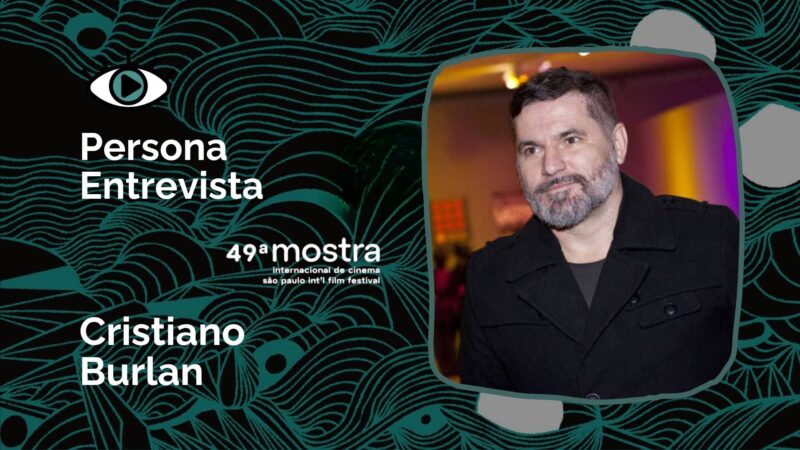 Arte do Persona Entrevista. Na ilustração, no canto direito, há um quadrado com uma fotografia do diretor Cristiano Burlan. Ele está de frente, veste um casaco preto com botões. Ele é um homem branco de cabelos e barbas grisalhos. No canto esquerdo, há a logo do Persona, um olho com um ícone de play na íris., que é da cor azul-piscina. Abaixo, está escrito em branco "Persona", seguido de "Entrevista". Mais para baixo, para a direita, está a logo da 49ª Mostra Internacional de Cinema em São Paulo. No canto inferior esquerdo, está escrito o nome do cineasta "Cristiano Burlan". O fundo da imagem tem a arte do festival, assinado por Valter Hugo Mãe. Várias bolas brancas e ondas azuis.