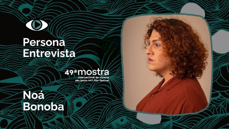 Arte do Persona EntrevistaNa ilustração, no canto direito, há um quadrado com uma fotografia da atriz Noá Bonoba. Ela está de perfil, veste uma roupa vermelha com botões. Ela é uma travesti de cabelos cacheados e alaranjados. No canto esquerdo, há a logo do Persona, um olho com um ícone de play na íris., que é da cor azul-piscina. Abaixo, está escrito em branco "Persona", seguido de "Entrevista". Mais para baixo, para a direita, está a logo da 49ª Mostra Internacional de Cinema em São Paulo. No canto inferior esquerdo, está escrito o nome da atriz "Noá Bonoba". O fundo da imagem tem a arte do festival, assinado por Valter Hugo Mãe. Várias bolas brancas e ondas azuis. 