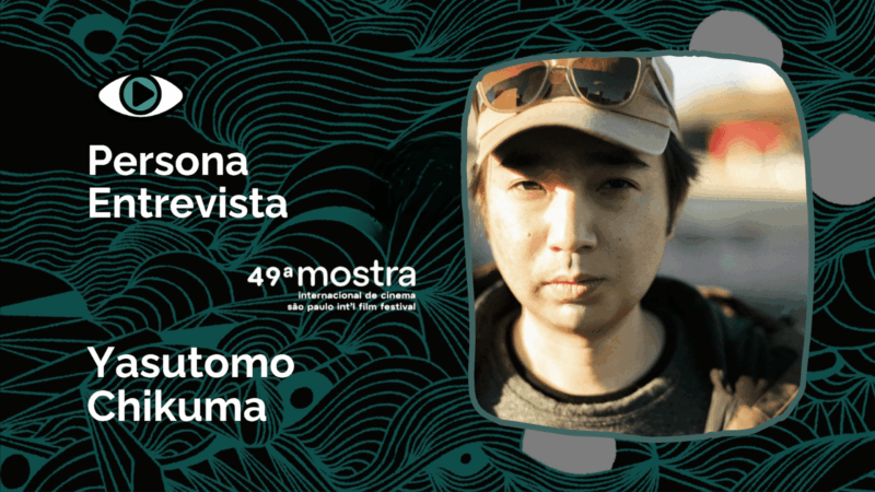 Card gráfico de entrevista em estilo editorial. No fundo, um padrão abstrato em tons de verde escuro e turquesa cria ondas fluidas que remetem a gravuras japonesas. À esquerda, aparece o logotipo em forma de olho e os textos “Persona Entrevista” e “49ª Mostra Internacional de Cinema – São Paulo Int’l Film Festival”. À direita, dentro de um enquadramento de bordas arredondadas, há o retrato de uma pessoa com expressão neutra, usando boné claro e óculos de sol apoiados sobre a aba. A luz quente do exterior ilumina parcialmente o rosto, enquanto o fundo desfocado sugere um ambiente urbano.