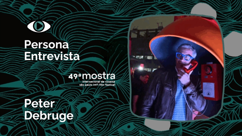Card gráfico para a "Persona Entrevista" com Peter Debruge, parte da 49ª Mostra Internacional de Cinema de São Paulo. O fundo é verde-escuro com linhas onduladas. À direita, dentro de uma moldura orgânica, está uma foto de Peter Debruge em um ambiente noturno. Ele é um homem de cabelo grisalho curto e usa óculos de armação azul vibrante. Ele está sob a cúpula laranja de um telefone público (orelhão) e segura o fone vermelho junto ao ouvido, com uma expressão atenta. Veste uma jaqueta de couro marrom sobre uma camisa azul estampada. À esquerda, o texto "Persona Entrevista", o logo do festival e o nome "Peter Debruge".