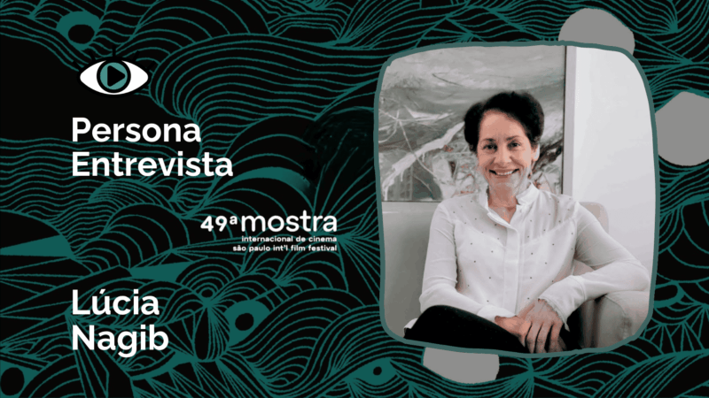 Cartaz de divulgação para a 'Persona Entrevista' com Lúcia Nagib, parte da 49ª Mostra Internacional de Cinema de São Paulo. À direita, uma foto de Lúcia Nagib, uma mulher de pele clara e cabelo escuro curto, sorrindo e vestindo uma camisa branca de botões, sentada em uma poltrona. O fundo é verde-escuro com um padrão abstrato de ondas e olhos.