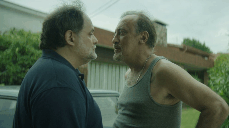 A imagem mostra Jorge Saldaña e Sergio, mecânico do bairro, se encarando muito proximamente, sugerindo um desentendimento entre os personagens. 