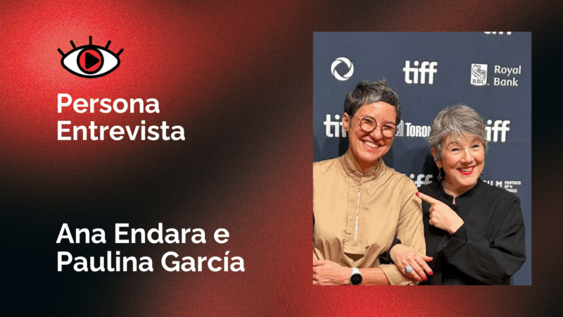 À esquerda, sobre um fundo vermelho texturizado, está o texto "Persona Entrevista" em letras brancas, com um ícone de olho estilizado que contém um símbolo de play. Abaixo, em letras brancas maiores, lê-se "Ana Endara e Paulina García". À direita, há uma fotografia de duas mulheres sorrindo em um evento de cinema. A mulher à esquerda tem cabelos curtos e grisalhos, usa óculos redondos e uma camisa bege. A mulher à direita, com cabelos curtos e grisalhos e um casaco preto, aponta para a outra mulher com a mão direita. Logotipos do TIFF (Toronto International Film Festival) são visíveis ao fundo da fotografia.