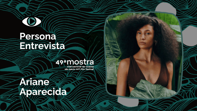 IlustraçãoNa imagem, há uma arte nas cores preta e verde, que cria ondulações e detalhes fluídos ao fundo. Ao lado direito, há os dizeres “Persona Entrevista: Ariane Aparecida – 49ª Mostra Internacional de Cinema São Paulo”. Ao lado esquerdo, há a imagem da atriz entrevistada. Ela é uma mulher negra, com cabelos longos e soltos, e está utilizando um top na cor marrom, além de brincos dourados. À sua frente e ao fundo, há folhagens verdes. 