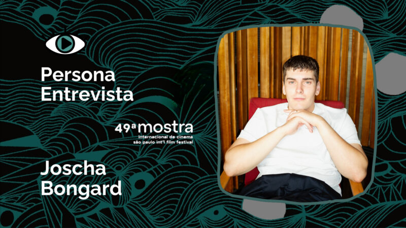 Card gráfico de entrevista em estilo editorial. No fundo, um padrão abstrato em tons de verde escuro e turquesa cria ondas fluidas que remetem a gravuras japonesas. À esquerda, aparece o logotipo em forma de olho e os textos “Persona Entrevista” e “49ª Mostra Internacional de Cinema – São Paulo Int’l Film Festival”. À direita, dentro de um enquadramento de bordas arredondadas, há o retrato de um homem branco de cabelos castanhos, que utiliza uma blusa branca e está segurando as mãos. Ele está sentado em uma poltrona vermelha e olha para frente.