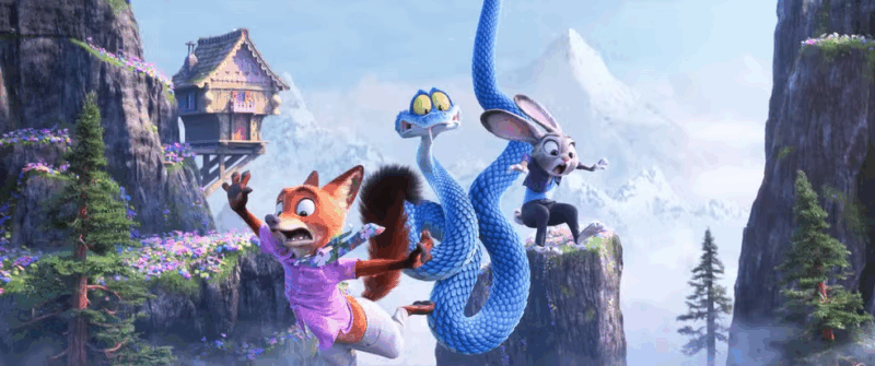 Cena de Zootopia 2. A cena mostra Judy Hopps, Nick Wilde e Gary A’Cobra em um momento tenso no topo de uma montanha, reagindo com surpresa e medo enquanto uma serpente azul interage com eles. O enquadramento dinâmico acentua a altura e o perigo, com Judy em uniforme policial e Nick em sua camisa rosa florida, ambos com expressões de choque. A serpente azul, curiosa, ocupa o centro da composição. A arte digital segue o estilo típico da Disney/Pixar, com cores vibrantes, texturas detalhadas e iluminação natural. O cenário montanhoso, com penhascos, névoa e uma casa de madeira, reforça a atmosfera dramática e de suspense.
