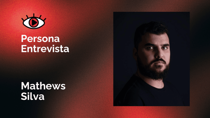 Na foto de fundo preto, um homem branco, de cabelo, barba e bigode pretos e olhos castanhos âmbar, se apresenta à câmera com um olhar sereno. Em plano de fundo, os tons de vermelho claro e escuro se encontram com o preto em um movimento degradê sem formas definidas. É também apresentado a logo do projeto Persona, um olho com pupila em formato de ‘play’ em uma íris vermelha, junto do título do quadro e o nome do entrevistado. 