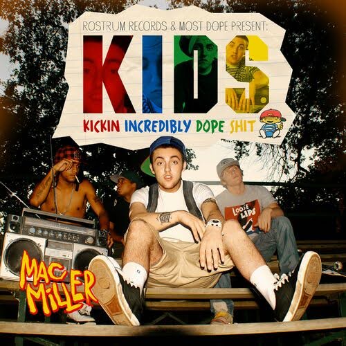 Capa da mixtape K.I.D.S. (Kickin' Incredibly Dope Shit) do rapper Mac Miller, lançada em 2010. A imagem mostra quatro jovens sentados em arquibancadas de madeira ao ar livr. Mac Miller está ao centro, em primeiro plano, com expressão relaxada e olhar direto para a câmera. Ele veste camiseta branca, boné azul para trás, bermuda bege e tênis branco com meias altas. À esquerda, um dos rapazes, sem camisa e com uma bandana vermelha, segura um microfone e está ao lado de um grande boombox. À direita, outros dois jovens conversam, um deles com uma camiseta cinza e o outro usando uma regata com a frase "Loose Lips". No topo da imagem, há uma faixa de papel rasgado escrito “ROSTRUM RECORDS & MOST DOPE PRESENT:” em letras pequenas, seguido pelo título "K.I.D.S" em letras grandes e coloridas. Cada letra com uma textura ou imagem diferente, incluindo fotos e arte gráfica. Abaixo, em letras azuis, amarelas e verdes, lê-se "KICKIN INCREDIBLY DOPE SHIT". À direita da palavra “SHIT”, há uma ilustração do personagem Baby Mario (da Nintendo). No canto inferior esquerdo está escrito “MAC MILLER” em letras vermelhas com sombra amarela, em uma tipografia estilizada. 