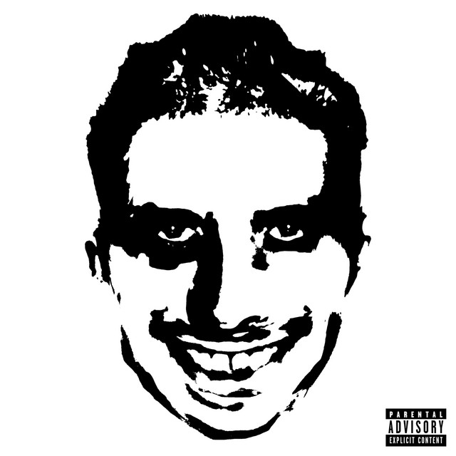 Capa do álbum XTRANHO, do cantor Matuê. A imagem apresenta um rosto masculino em alto contraste, quase como um negativo fotográfico: olhos e sorriso emergem do preto absoluto, formando uma expressão ambígua entre ironia e ameaça. A estética crua e minimalista transforma o rosto em símbolo, mais ideia do que identidade.