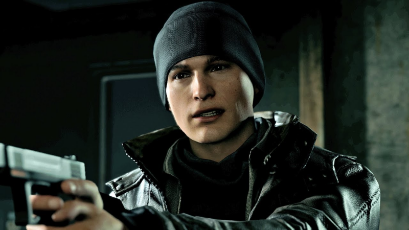 Imagem retangular que mostra o personagem Connor, um humanoide no centro da imagem, com a câmera no seu rosto. O androide possui pele clara e olhos castanhos. Carrega uma expressão séria e concentrada. Veste um casaco de couro preto e usa uma touca preta na cabeça. Está segurando uma arma preta nas mãos. Ao fundo, um espaço escuro com uma porta aberta. 