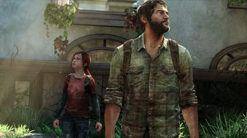 Cena de The Last of Us. Joel e Ellie em um cenário pós-apocalíptico iluminado pelo sol. Joel, um homem de barba com camisa de sarja verde e mochila, olha para o alto. Ellie está ao lado dele, também olhando para cima com curiosidade. Ao fundo, uma estrutura abandonada coberta por vegetação.