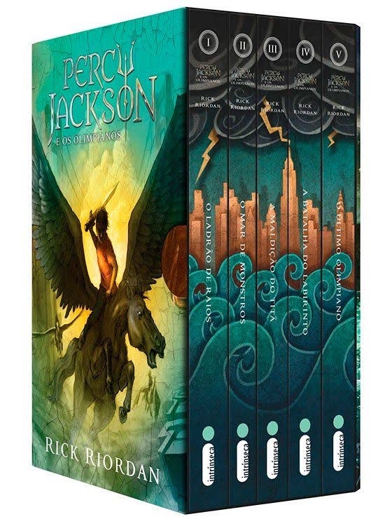 A imagem mostra o box da série Percy Jackson e os Olimpianos, composta por cinco livros. À esquerda e ao centro, ilustram-se figuras mitológicas aladas marrons sendo montadas, semelhantes aos cavalos, envoltos por tons de verde, dourado e azul, transmitindo a atmosfera fantástica e antiga. À direita, os cinco livros estão alinhados lado a lado, com lombadas em tons de azul-esverdeado e detalhes em cobre e cinza, formando uma imagem contínua de ondas e estruturas que lembram a cidade de Nova York estilizada. Na parte inferior, o logotipo da editora Intrínseca.