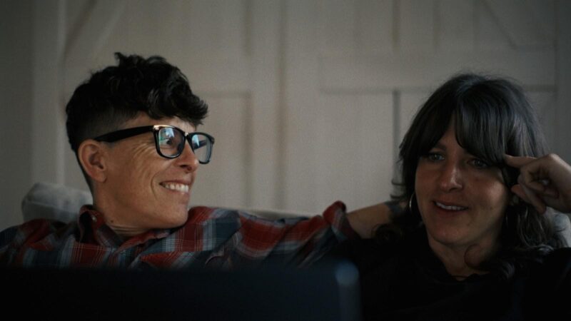 Andrea veio a falecer em julho de 2025, poucos meses após o lançamento de Em Baixo da Luz de Neon (Foto: Apple TV)