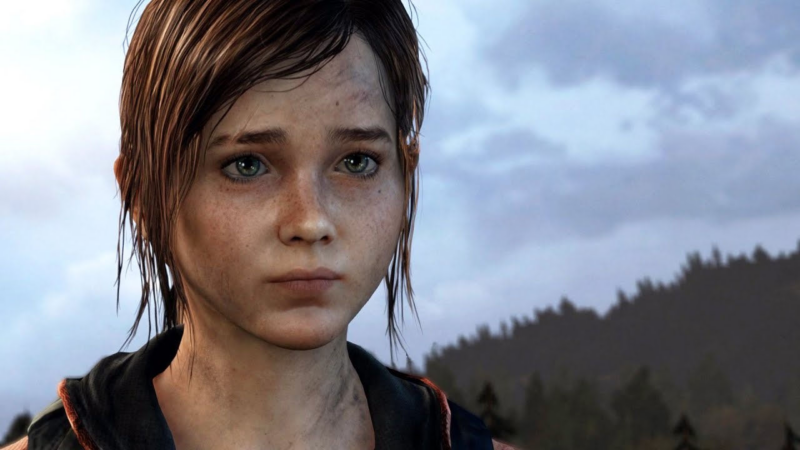 Cena de The Last of Us. Retrato frontal de Ellie com uma expressão séria e melancólica. Seus cabelos estão levemente molhados e há sujeira em seu rosto. O fundo mostra uma paisagem montanhosa com árvores sob um céu nublado ao entardecer, criando uma atmosfera introspectiva.