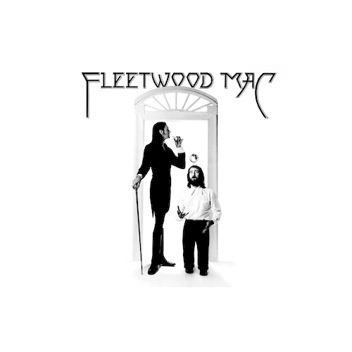 Descrição: Capa do álbum Fleetwood Mac (1975). A imagem é em preto-e-branco e mostra duas pessoas em pé dentro de um arco de porta. À esquerda, uma figura alta, vestindo terno escuro e segurando uma bengala, olha para cima enquanto parece soprar ou segurar uma pequena esfera. À direita, outra pessoa, mais baixa, de barba e cabelos médios, está apoiada contra a parede com uma mão levantada. Acima deles, o nome ‘Fleetwood Mac’ aparece em letras grandes e estilizadas.