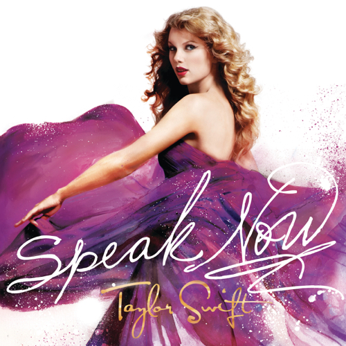 Capa do álbum Speak Now de Taylor Swift é uma imagem impactante e elegante, centrada na figura da cantora em uma pose que sugere movimento e graça. Taylor Swift, com seu cabelo loiro encaracolado e lábios vermelhos, veste um chamativo vestido roxo sem alças, cujo tecido esvoaçante é o elemento visual mais dinâmico da cena. Ela está virada ligeiramente para a direita com o braço estendido, e sua expressão é confiante e cativante. O fundo da imagem é predominantemente branco e minimalista, servindo para acentuar o contraste vibrante do vestido roxo. A arte visual mistura elementos de fotografia e ilustração, com respingos de tinta roxa e caligrafia elegante adicionando um toque de fantasia e individualidade. Essa combinação de cores vibrantes com um cenário simples e uma iluminação suave cria uma atmosfera limpa, elegante e expressiva, reforçando o estilo romântico e criativo do álbum.