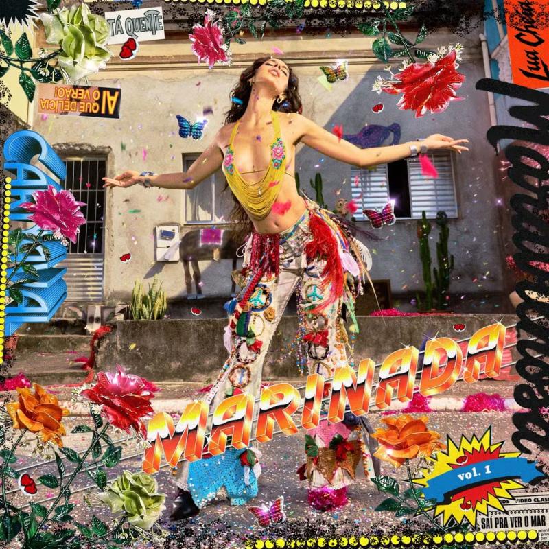 Capa do álbum, Marina Sena ao centro vestida de calça branca muito decorada e top amarelo, em frente a uma casa simples brasileira, a imagem é cercada por colagens de adesivos coloridas, e marinada em letras grandes e coloridas
