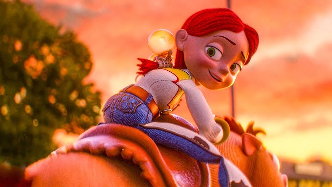 Cena do filme Toy Story 5Na imagem de animação, a personagem Jessie está cavalgando em seu cavalo de pano na cor marrom, o Bala no Alvo. Em um cenário de crepúsculo, Jessie olha para trás com ternura. Ela é um brinquedo de pano com o rosto de plástico. De cabelos vermelhos e olhos verdes, ele veste uma roupa de vaqueira. Camisa branca e jeans claro com desenho de vaca malhada na parte da frente. 
