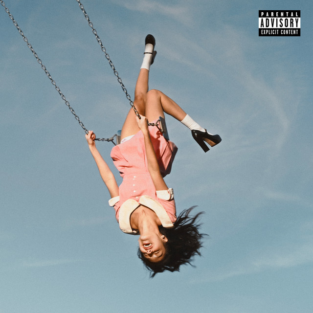 Capa do álbum you seem pretty sad for a girl so in love, da cantora Olivia Rodrigo, uma mulher com ascendência amarela. Na foto, a jovem de cabeça para baixo em um balanço. Ela usa um vestido rosa com mangas e golas brancas. Ela veste uma meia branca e um sapato de salto alto preto. No fundo da capa, há o céu azul da paisagem e no lado direito superior o selo da gravadora “Parental Advisory Explicit Content”.