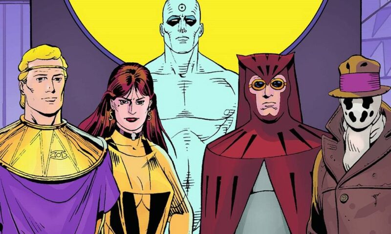 Arte do quadrinho Watchmen Na imagem, cinco heróis estão reunidos, quatros estão um ao lado do outro e o Dr. Manhattan está atrás, no meio. Da esquerda para a direita, está Ozymandias, um homem branco e de cabelos loiros. Ele veste uma túnica roxa com um ornamento egipcício no pescoço e peito com o desenho de um olho no centro. Na testa, há uma argola encaixada que contorna a cabeça. Espectral é uma mulher branca de cabelos castanhos. Ela veste uma roupa amarela com detalhes em preto. Nas orelhas, um brinco em forma de “S”. O Dr. Manhattan, um ser com aparência humana, mas de pele em tom azul e sem vestimentas vem logo em seguida, ao fundo. Ele possui uma mira desenhada na testa. Coruja vem logo depois, o personagem veste um uniforme que lembra o animal: capuz no formato das orelhas e bico, uma capa que se estende para os lados do corpo e deixa o peito aberto, como um pássaro. A roupa é na cor marrom. Ele é um homem branco e usa óculos redondos e amarelos de lentes escuras. Por último, no canto direito, está Rorschach, vestindo um chapéu marrom com uma faixa roxa. Ele usa um sobretudo também no marrom e cachecol branco. Sua máscara remete aos desenhos abstratos do teste Rorschach, daí vem seu nome. Ao fundo, há uma parede azul com um círculo amarelo.