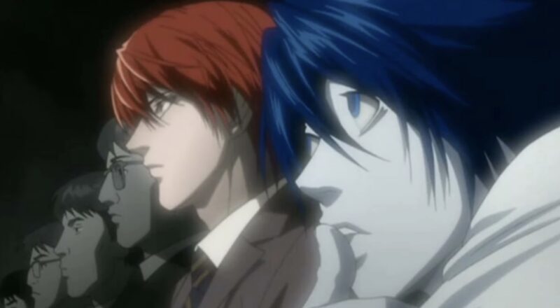 Cena do anime Death Note. Vemos homens sentados em uma perspectiva lateral. À frente, ao lado direito, vemos um homem pálido de cabelos escuros, iluminados em azul, assim como seus olhos. Ele usa uma camiseta branca. Ao lado dele, mais para trás, está um homem branco de cabelos castanhos, iluminados por um tom de vermelho, assim como seus olhos. Ele usa um terno marrom, uma camisa branca e uma gravata listrada em tons de preto e marrom. Ao fundo, ao lado esquerdo, vemos outros homens à distância, todos em tons de preto, branco e cinza. O fundo da imagem é preto.
