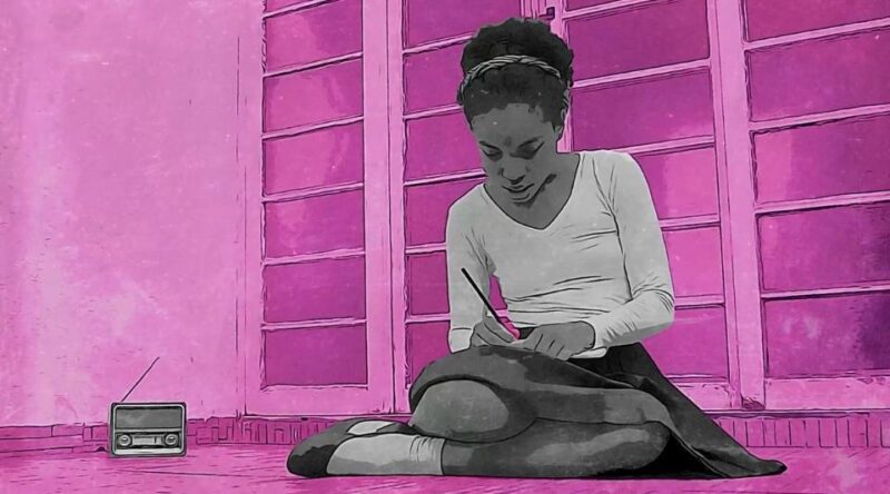 Ilustração em tons de rosa, preto e cinza mostra uma jovem negra sentada de pernas cruzadas no chão, com os cabelos presos em um coque e usando uma blusa branca de mangas compridas e uma saia escura. De cabeça baixa, ela escreve em um caderno apoiado sobre as pernas. À esquerda, há um pequeno rádio sobre o chão. Ao fundo, grandes janelas retangulares ocupam a parede rosa. A menina e o rádio estão em tons de cinza e preto, enquanto todo o resto está em diferentes tons de rosa.