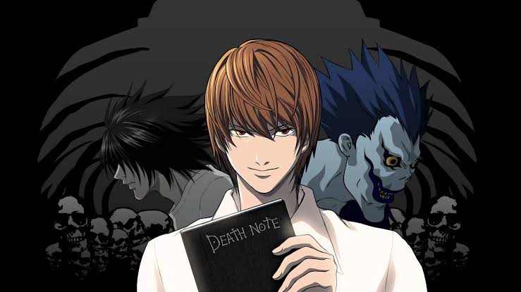 Cena do anime Death Note. Em um fundo cinza, com alguns galhos escuros e caveiras ao chão de ambos os lados, vemos três personagens. Na esquerda, ao fundo, está um homem pálido de cabelos pretos e longos, usando uma camiseta branca. Sua franja cobre seus olhos, permitindo a visão apenas de seu nariz e boca. Ele está com uma expressão séria, de perfil, olhando para o lado esquerdo. No centro, mais à frente, está um homem branco de cabelos e olhos castanhos. Ele olha diretamente para frente com uma expressão séria e um sorriso malicioso. Ele usa uma camisa branca com gola alta e segura um caderno preto com uma das mãos, o levando para perto de seu rosto. No caderno, vemos as palavras “Death Note”. Ao lado direito, ao fundo, vemos uma criatura com a pele azul clara, olhos amarelos e cabelo arrepiado para cima, azul escuro. Sua boca é grande, com dentes afiados aparecendo e lábios azuis escuros. A criatura olha para o lado direito, de perfil.